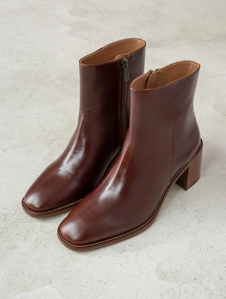 Vue de face et de trois-quarts des bottines en cuir patiné Turkish Coffee BOBBIES FEMME Sienna