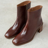 Vue de face et de trois-quarts des bottines en cuir patiné Turkish Coffee BOBBIES FEMME Sienna