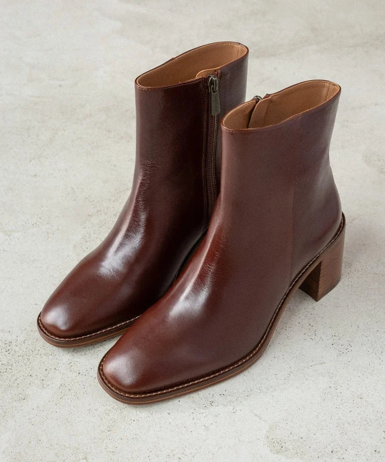 Vue de face et de trois-quarts des bottines en cuir patiné Turkish Coffee BOBBIES FEMME Sienna