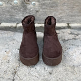 Vue de face des bottines fourrées marron chocolat LORA