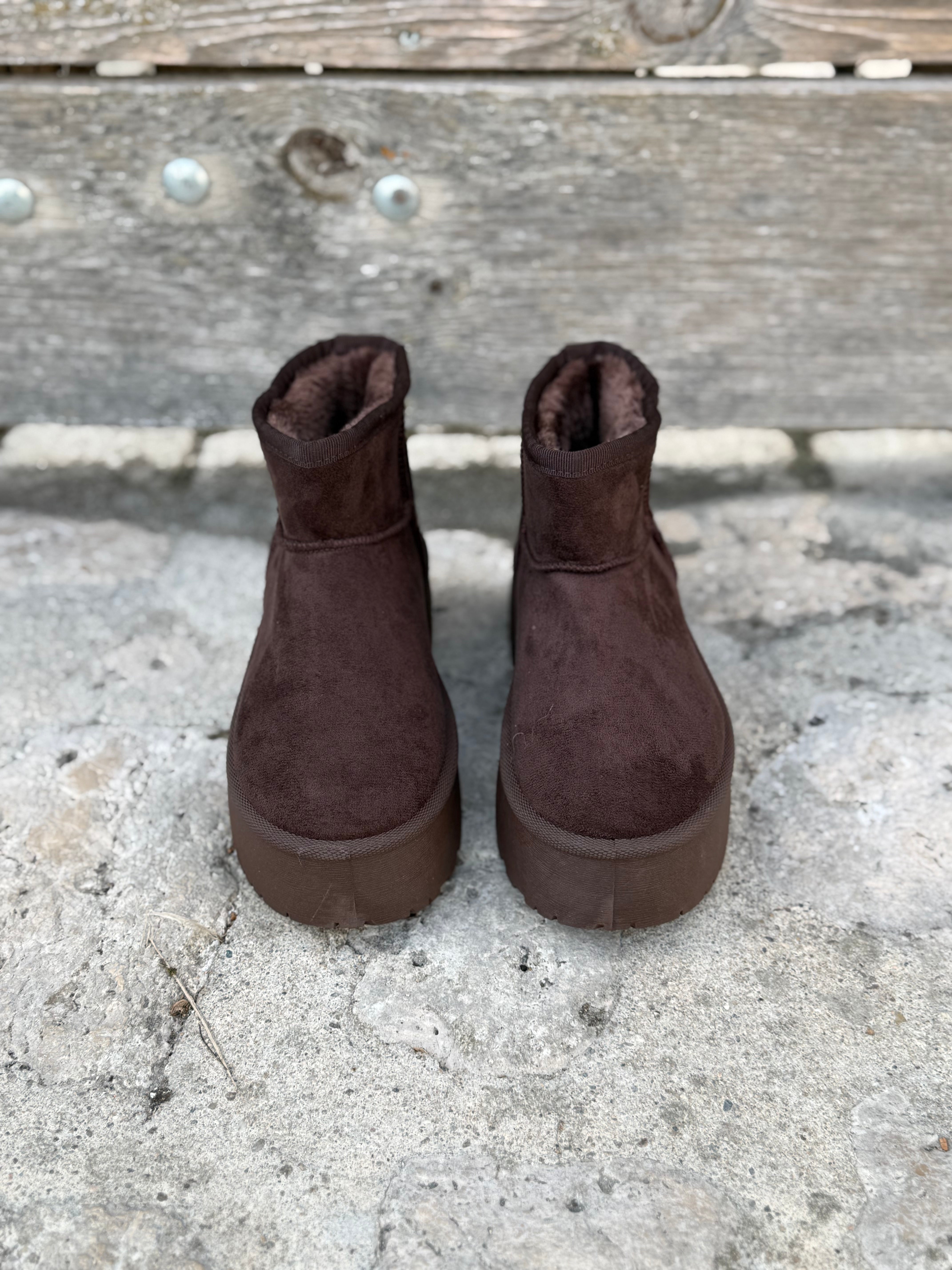 Vue de face des bottines fourrées marron chocolat LORA