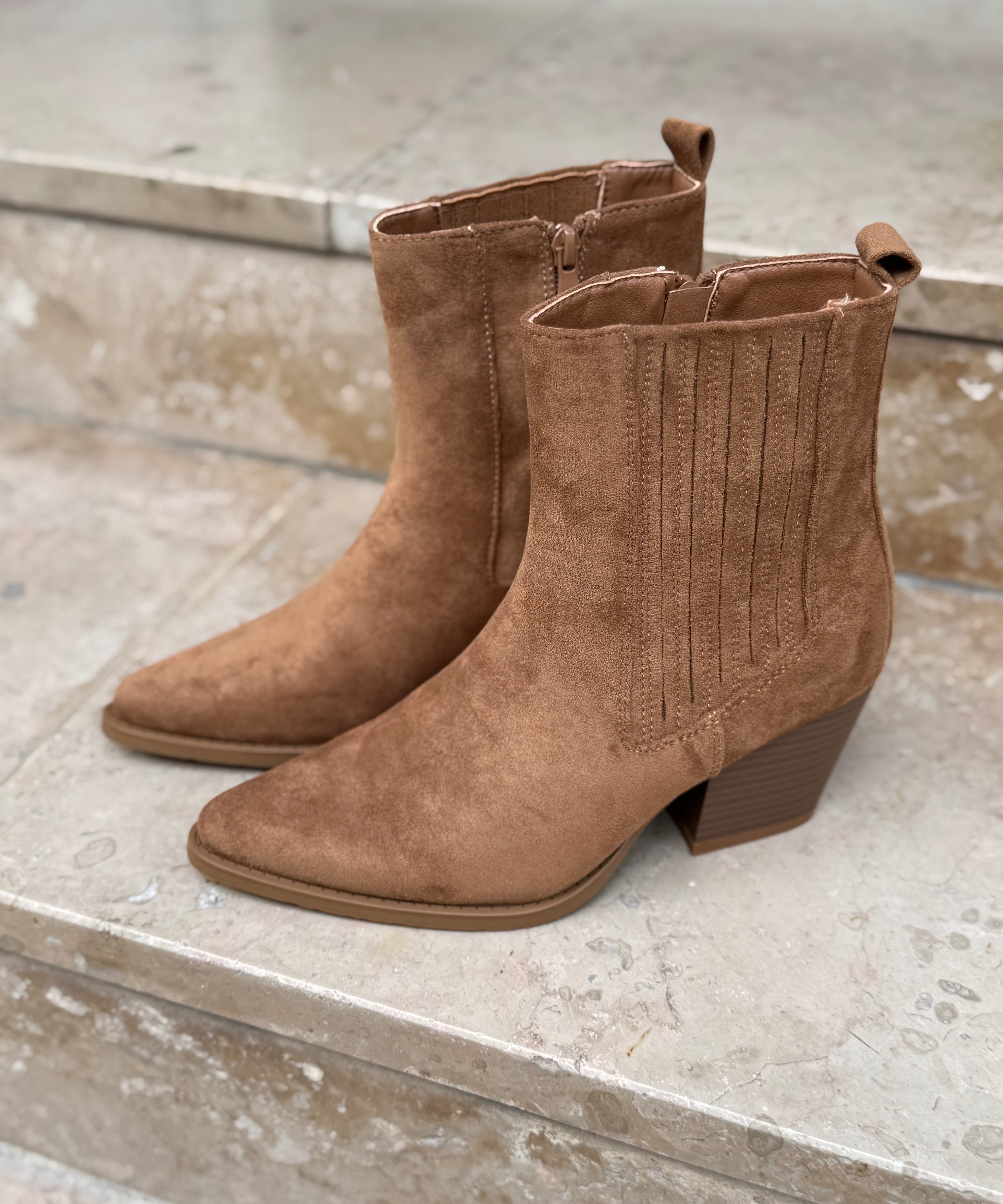 Bottines santiags en daim – LORA vue inclinée