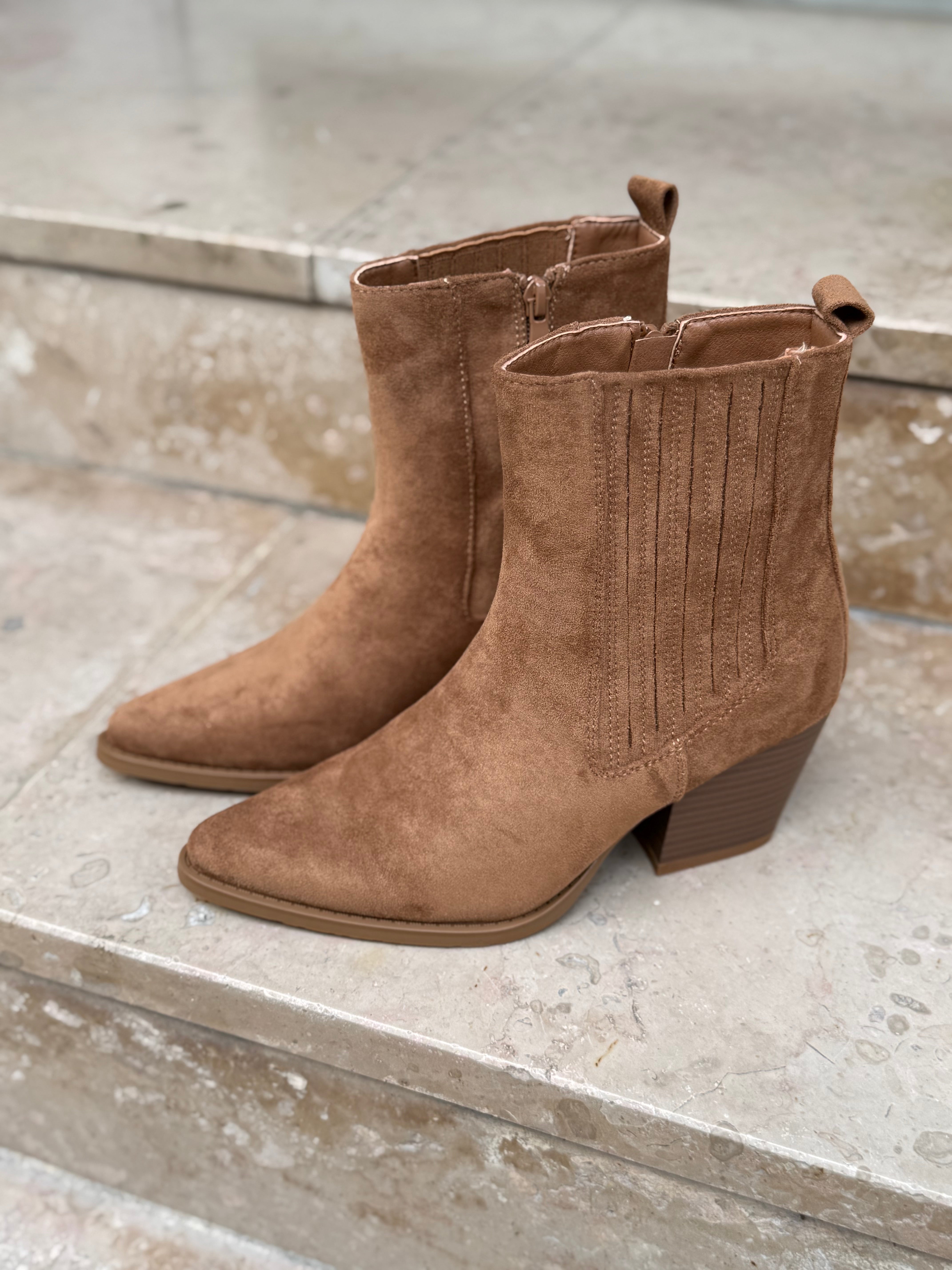 Bottines santiags en daim – LORA vue inclinée