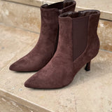 Bottines marron en daim à bout pointu et talon aiguille LORA présentées de trois-quarts