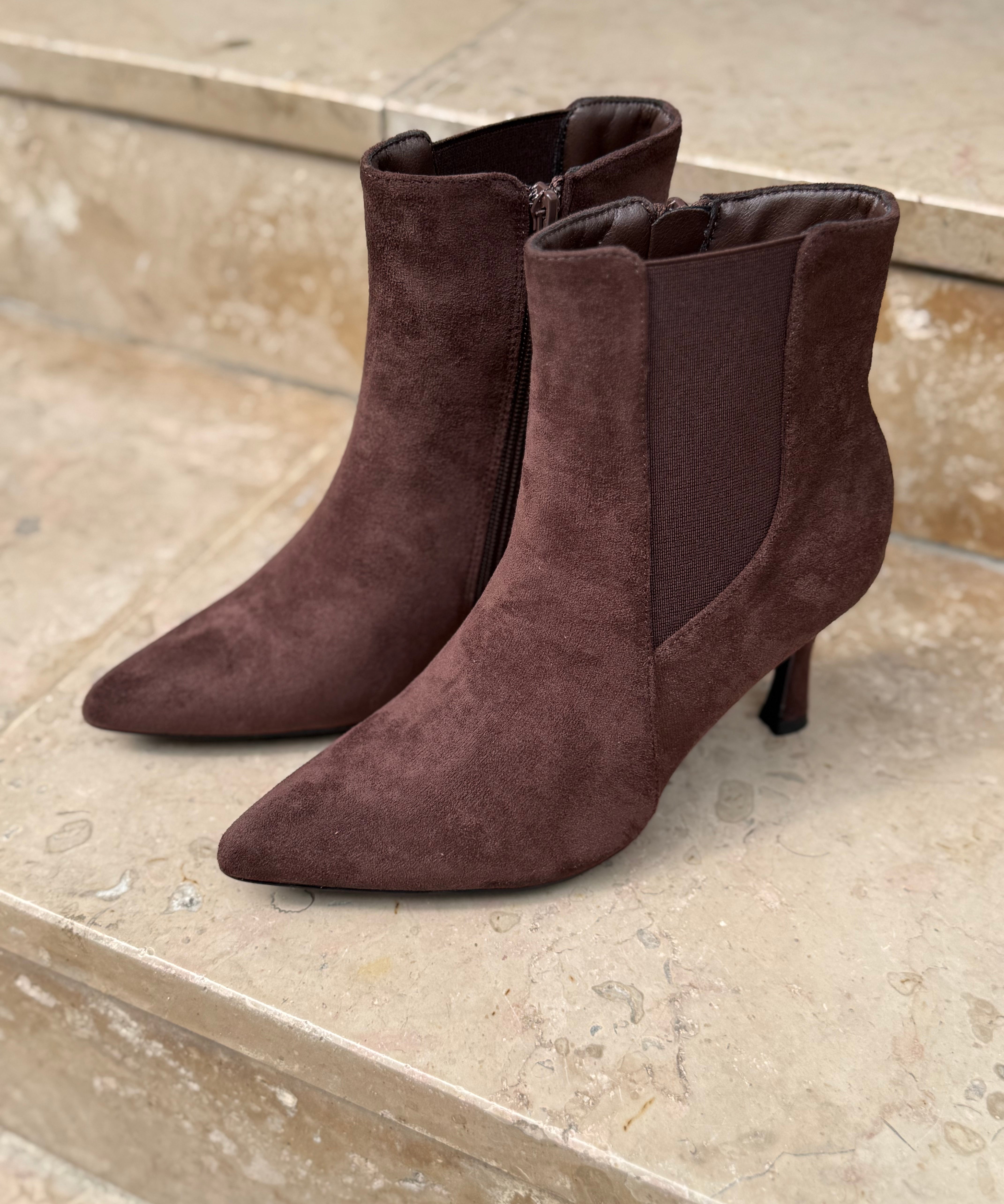Bottines marron en daim à bout pointu et talon aiguille LORA présentées de trois-quarts