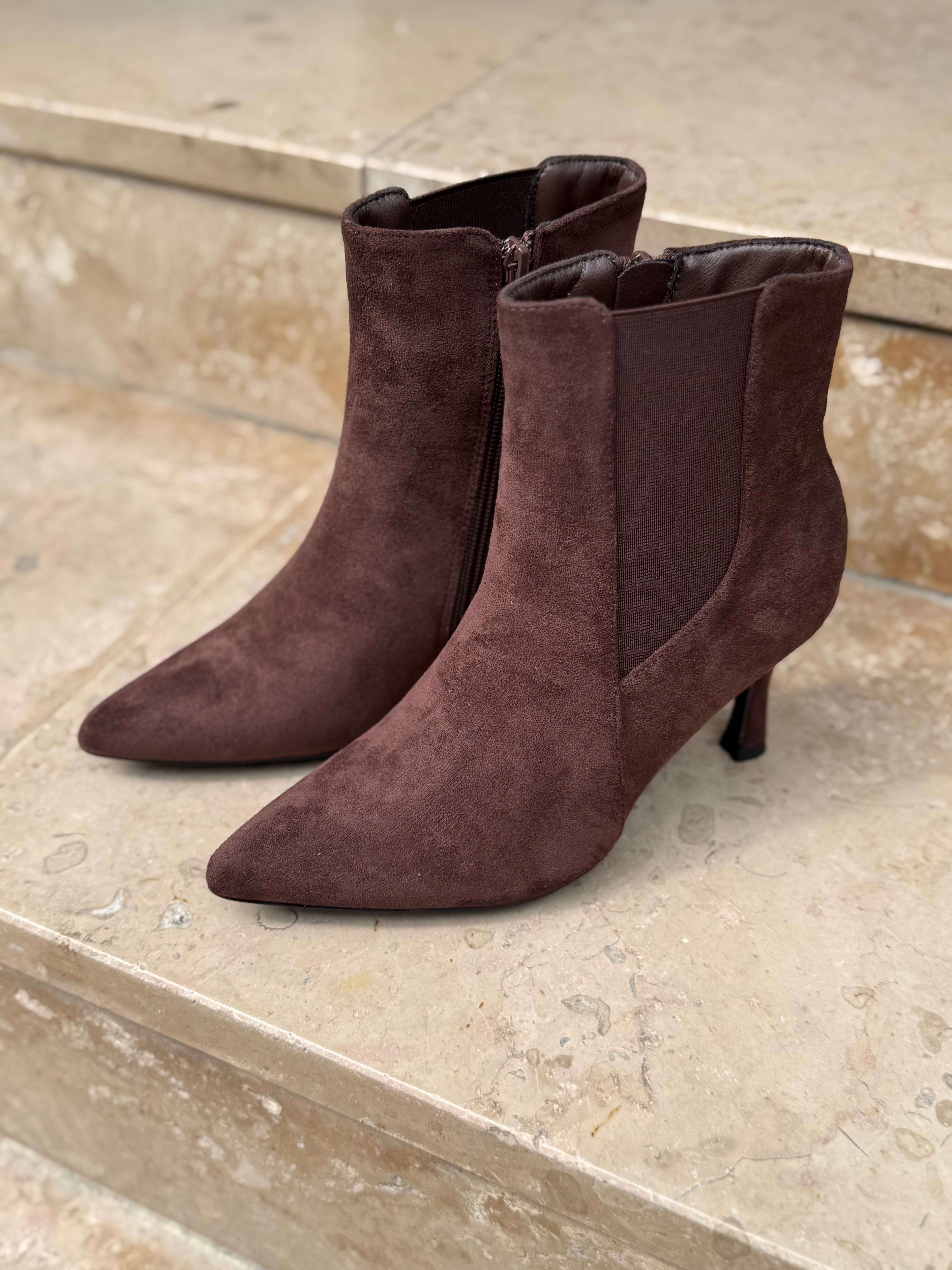 Bottines marron en daim à bout pointu et talon aiguille LORA présentées de trois-quarts