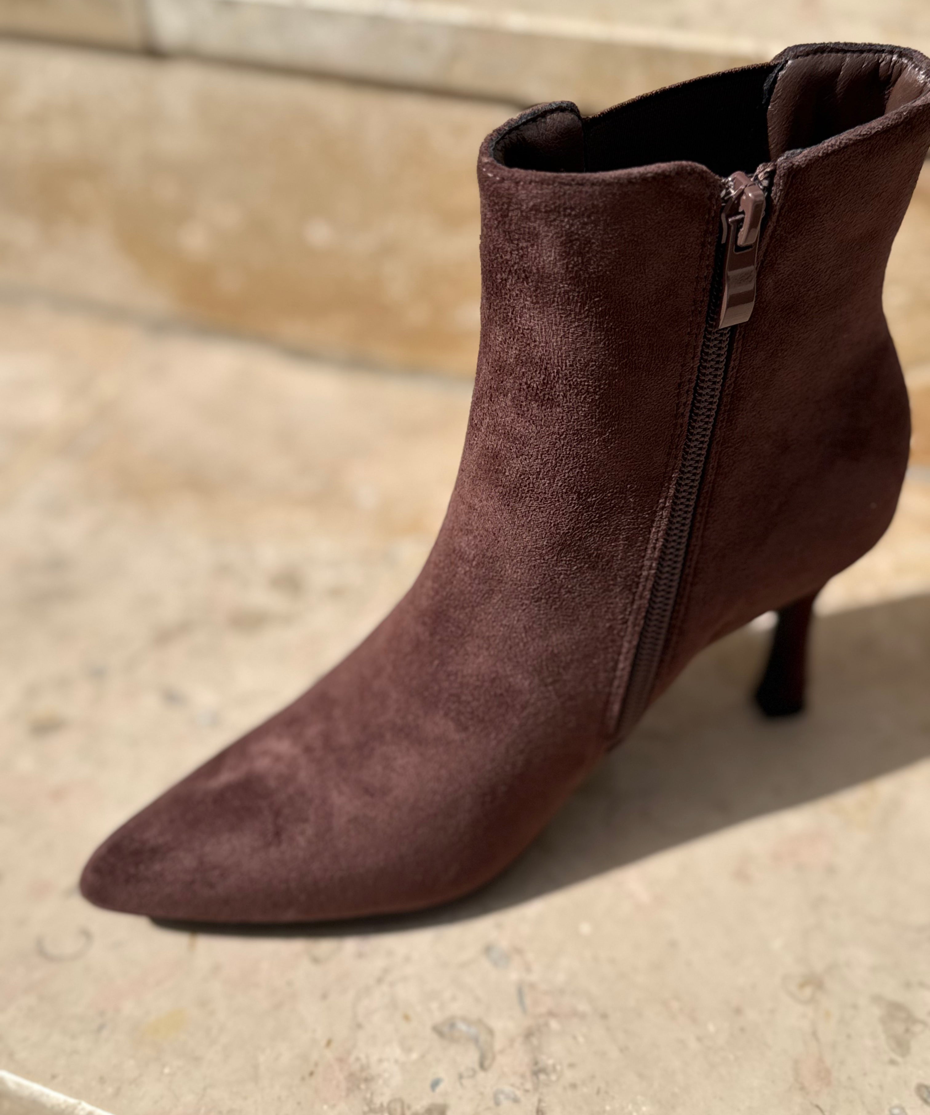 Vue de profil de la bottine marron chocolat LORA montrant le zip latéral intérieur et le talon fin