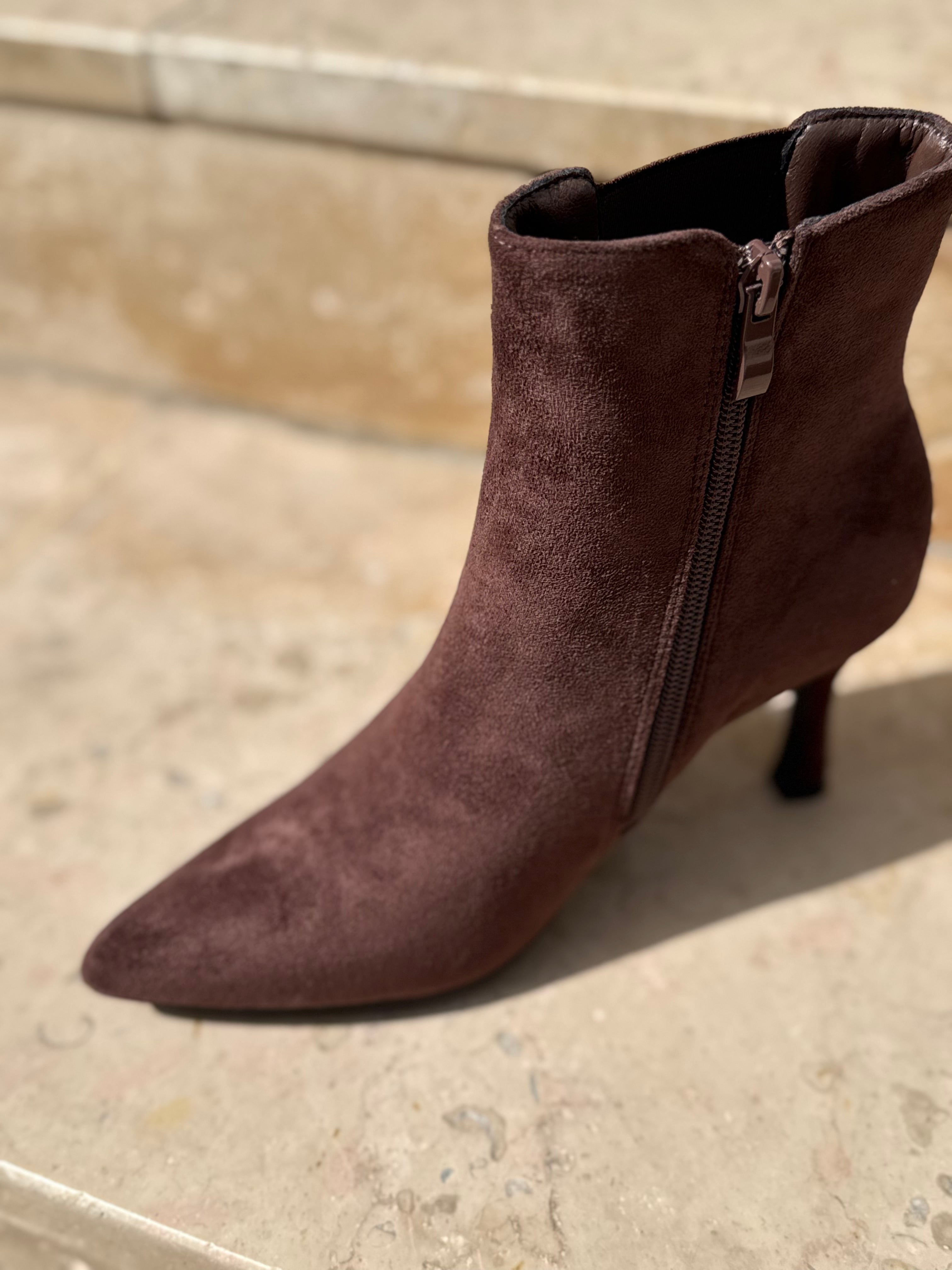 Vue de profil de la bottine marron chocolat LORA montrant le zip latéral intérieur et le talon fin