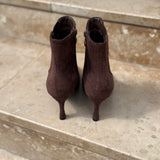 Vue arrière des bottines marron en daim LORA soulignant la ligne des talons aiguilles