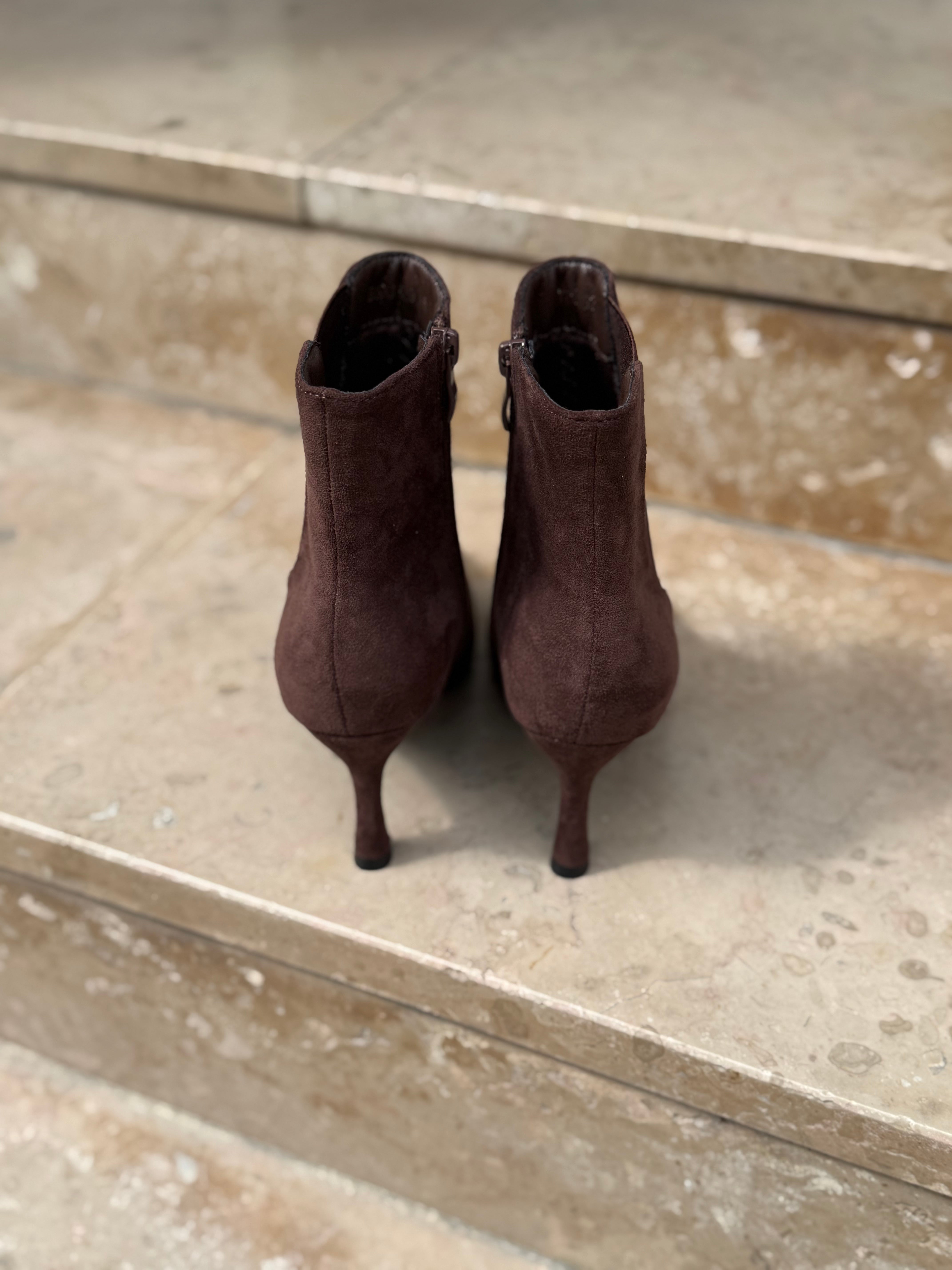Vue arrière des bottines marron en daim LORA soulignant la ligne des talons aiguilles