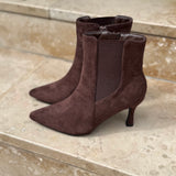 Paire de bottines marron chocolat à bout pointu et empiècement élastique LORA posée sur des marches