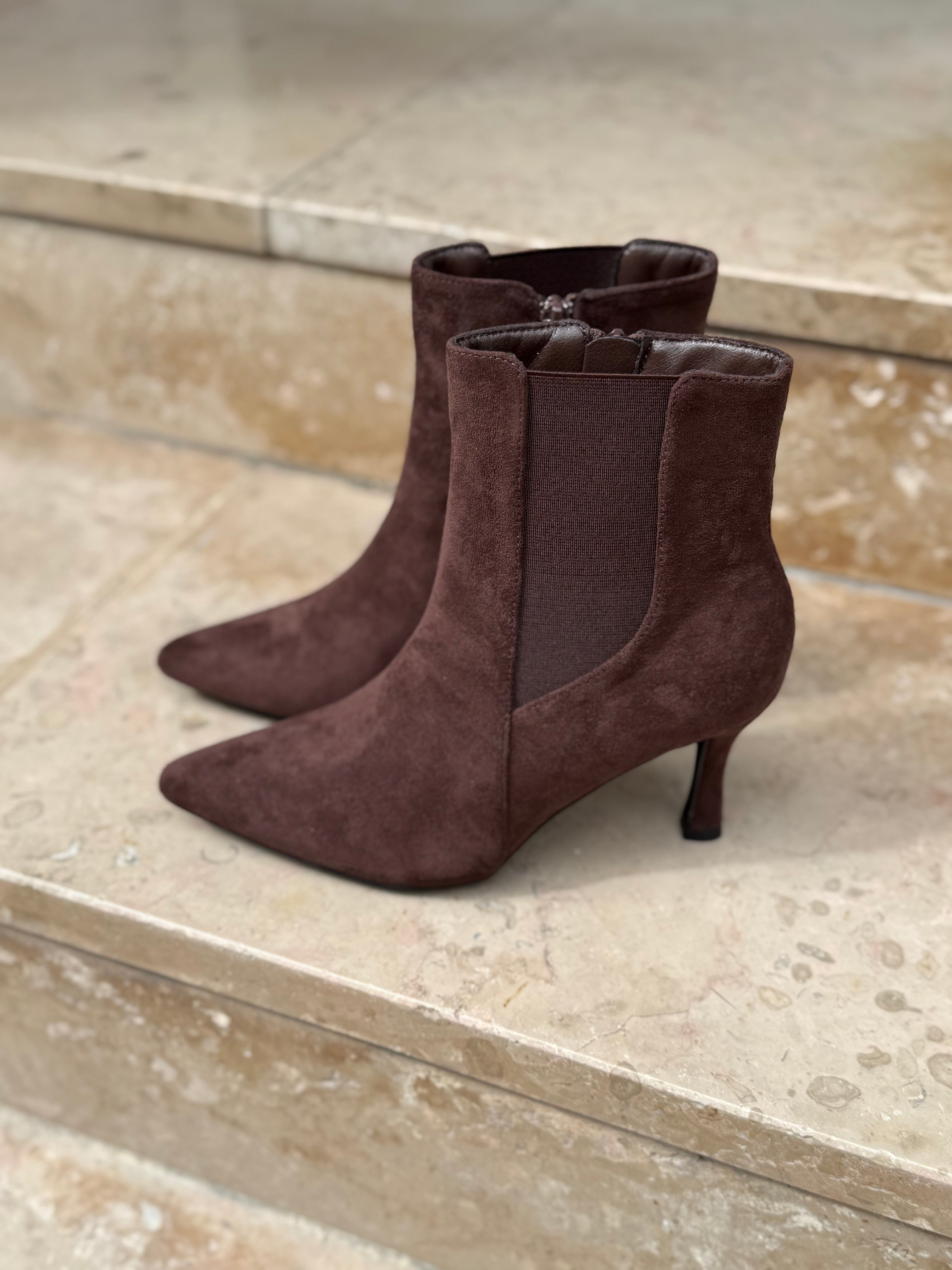 Paire de bottines marron chocolat à bout pointu et empiècement élastique LORA posée sur des marches