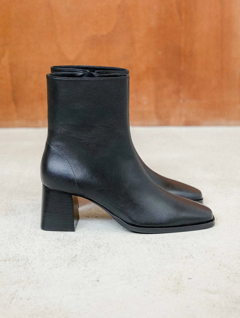 Visuel de profil des bottines à talon mi-hauteur en cuir d'agneau noir BOBBIES FEMME Marlie
