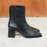 Visuel de profil des bottines à talon mi-hauteur en cuir d'agneau noir BOBBIES FEMME Marlie