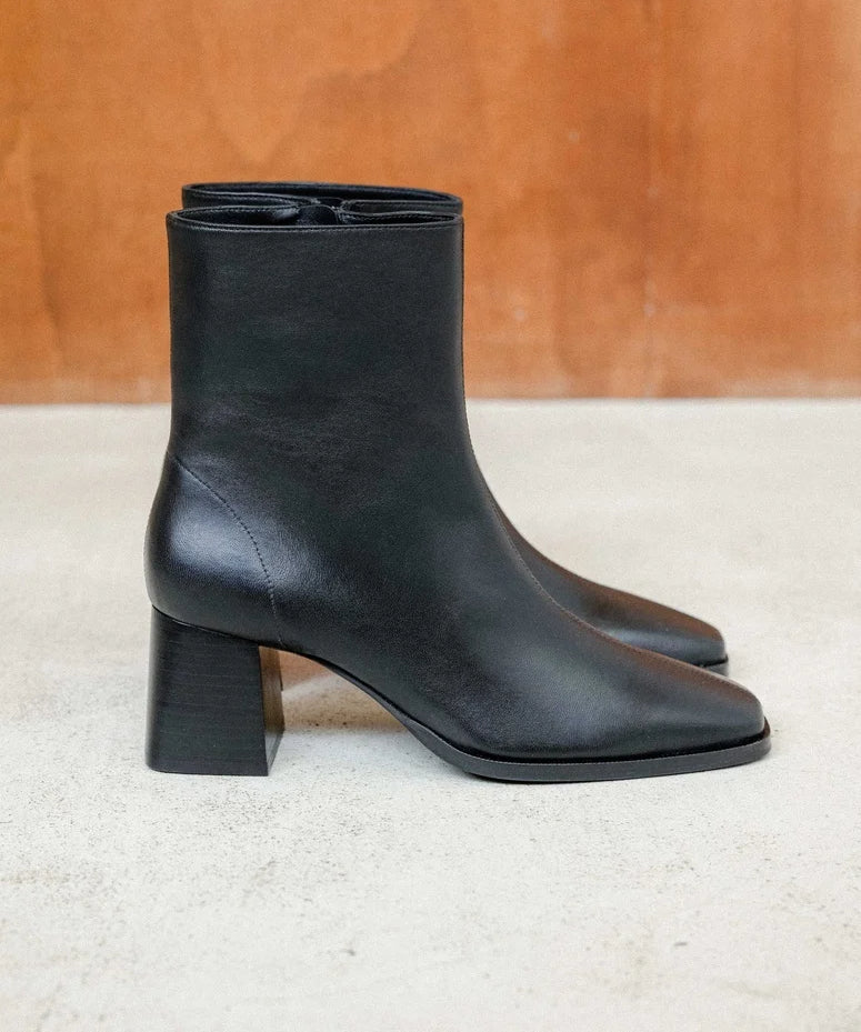 Visuel de profil des bottines à talon mi-hauteur en cuir d'agneau noir BOBBIES FEMME Marlie