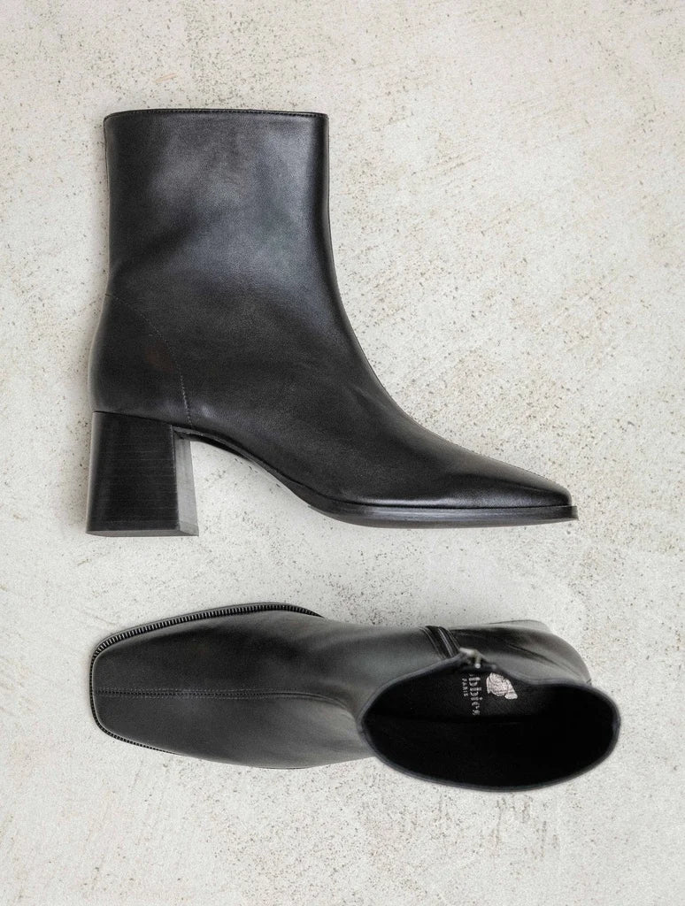 Vue du dessus et de profil des bottines noires Marlie BOBBIES FEMME montrant le bout carré et l'intérieur doublé cuir