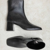 Vue du dessus et de profil des bottines noires Marlie BOBBIES FEMME montrant le bout carré et l'intérieur doublé cuir