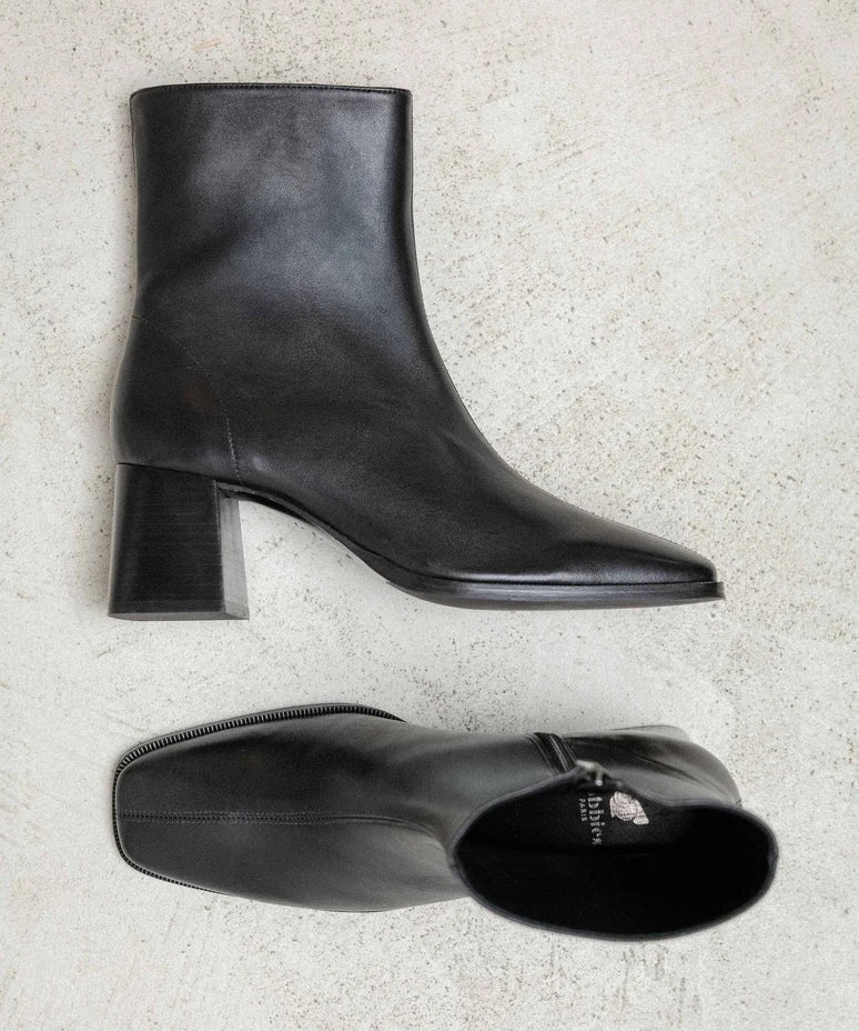 Vue du dessus et de profil des bottines noires Marlie BOBBIES FEMME montrant le bout carré et l'intérieur doublé cuir