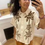 Chemisier droit à manches courtes avec broderie Caren - Beige/Marron - LA PETITE ETOILE