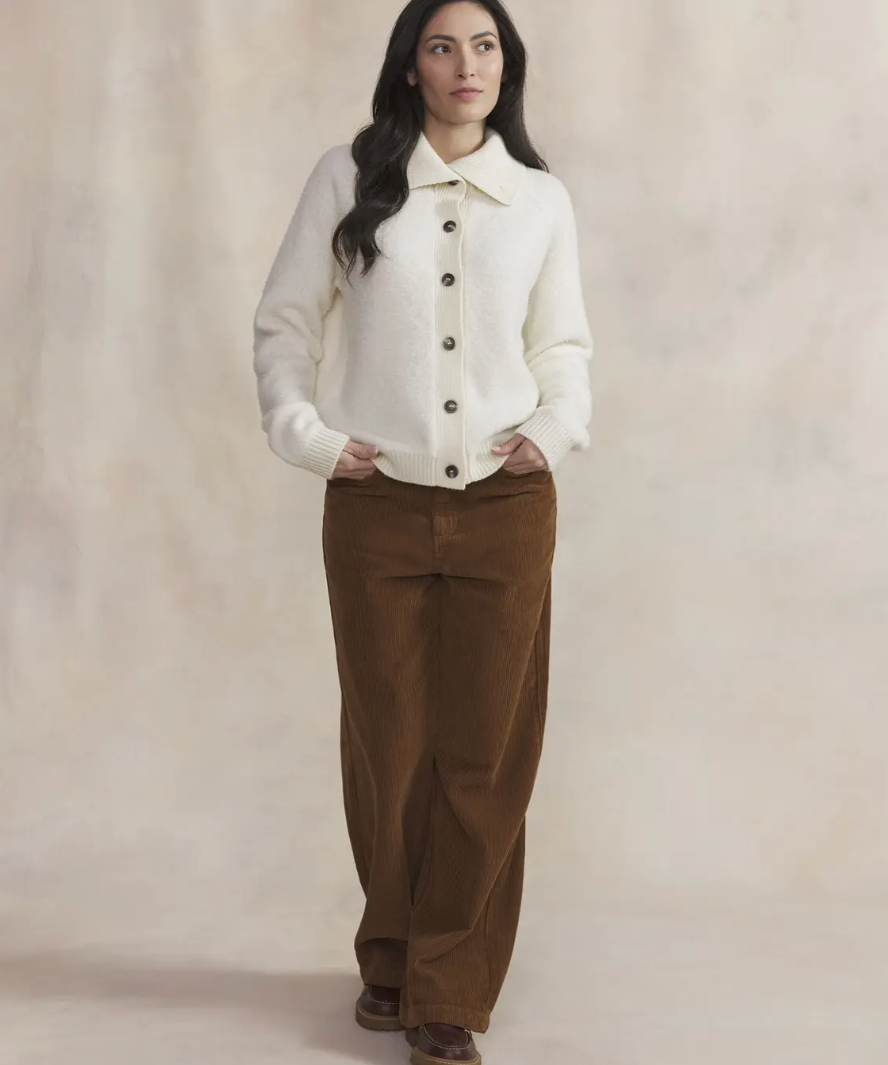 Gilet Maeligil TBS Arctique porté avec pantalon en velours côtelé marron