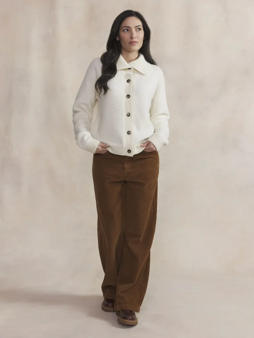 Gilet Maeligil TBS Arctique porté avec pantalon en velours côtelé marron