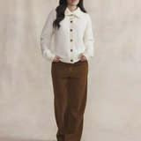 Gilet Maeligil TBS Arctique porté avec pantalon en velours côtelé marron