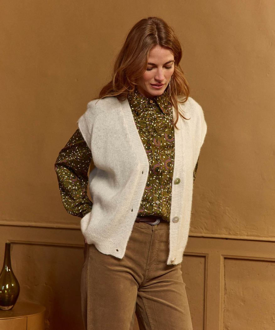 Chemisier CH010W26 Lola Espeleta vert – look bohème avec gilet écru et pantalon marron