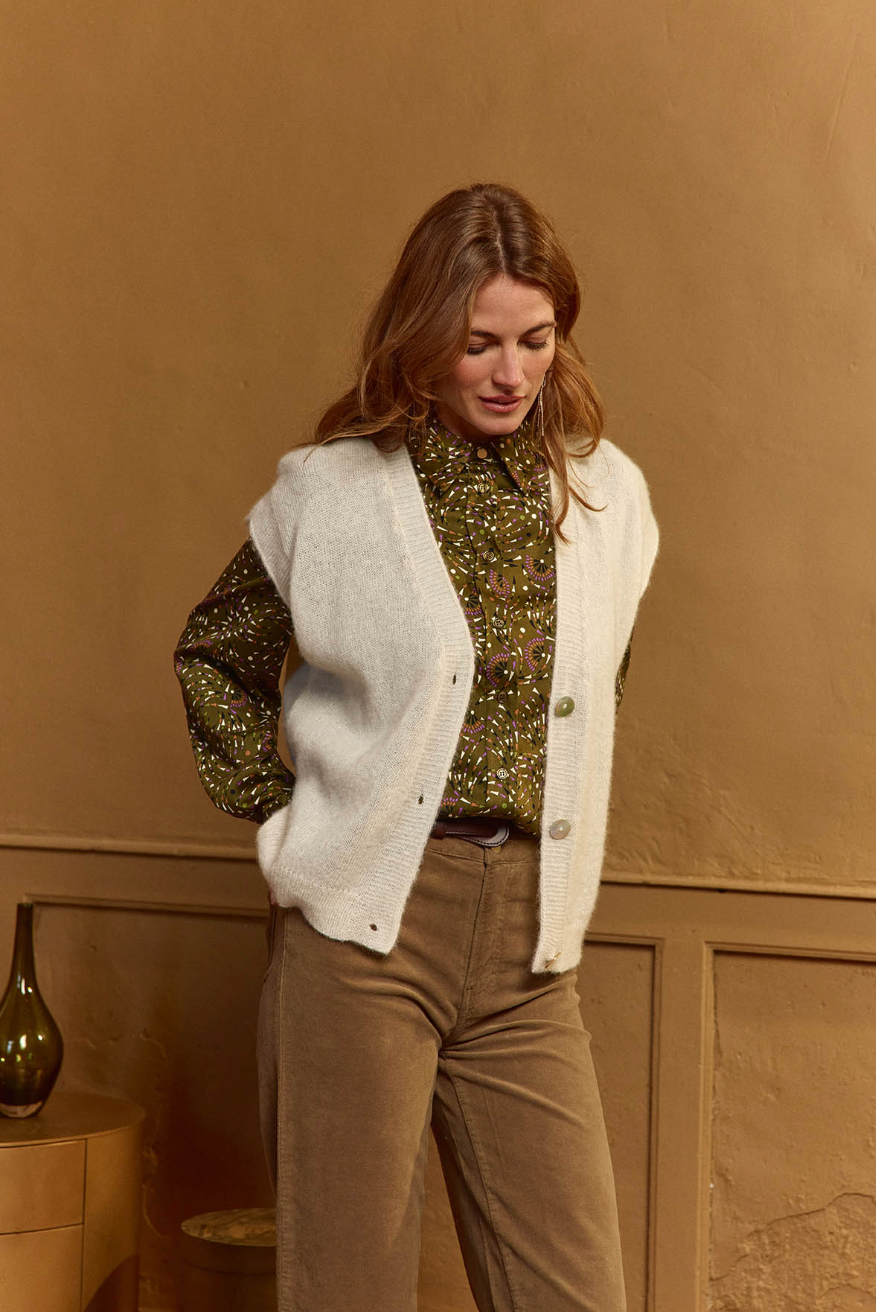 Chemisier CH010W26 Lola Espeleta vert – look bohème avec gilet écru et pantalon marron