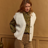 Chemisier CH010W26 Lola Espeleta vert – look bohème avec gilet écru et pantalon marron