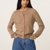 Visuel porté de face du cardigan duveteux camel FABIENNE CHAPOT Lidia à boutons cœur avec un jean
