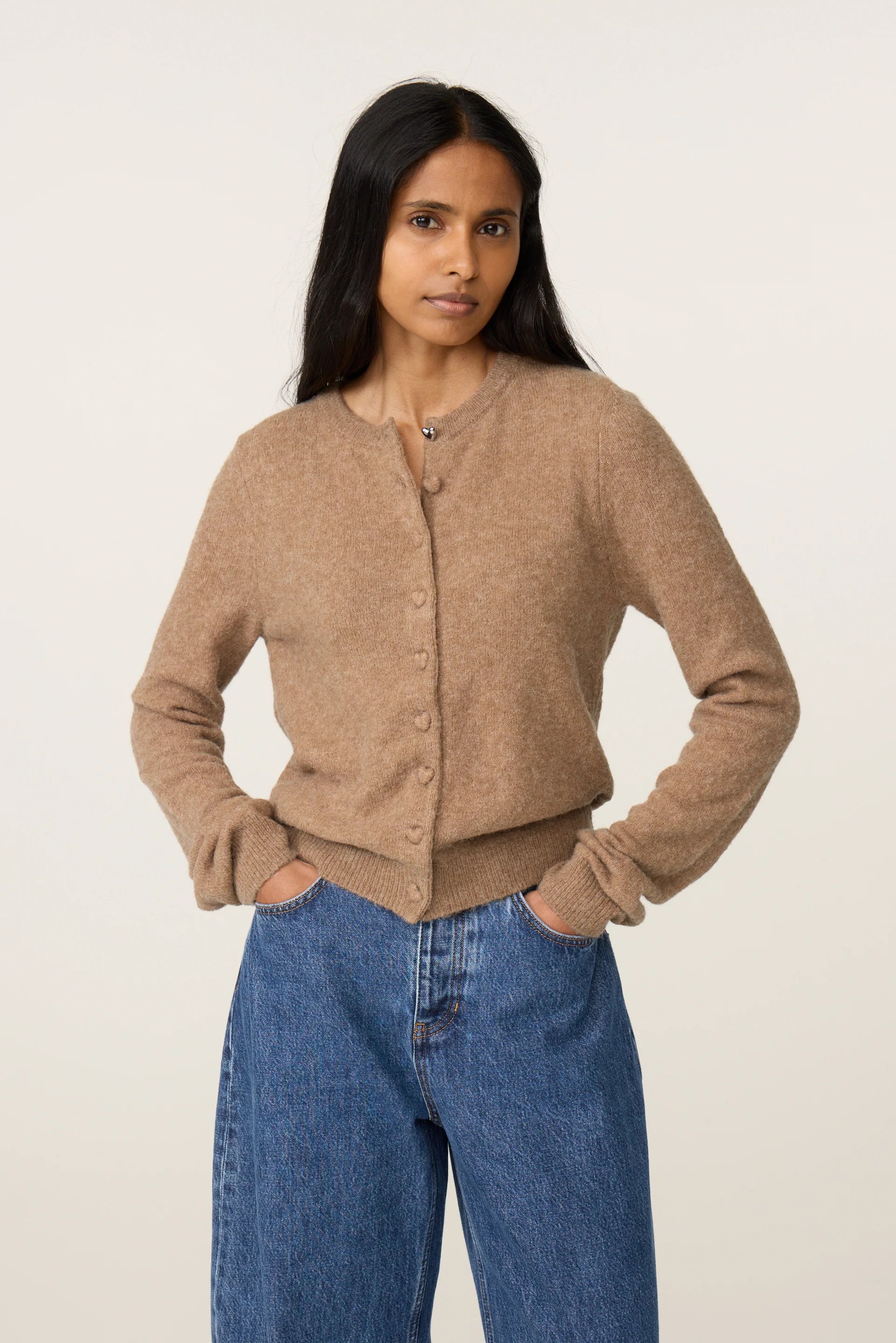 Visuel porté de face du cardigan duveteux camel FABIENNE CHAPOT Lidia à boutons cœur avec un jean