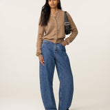 Silhouette complète portée avec le gilet camel Lidia FABIENNE CHAPOT, jean wide-leg et sac à main