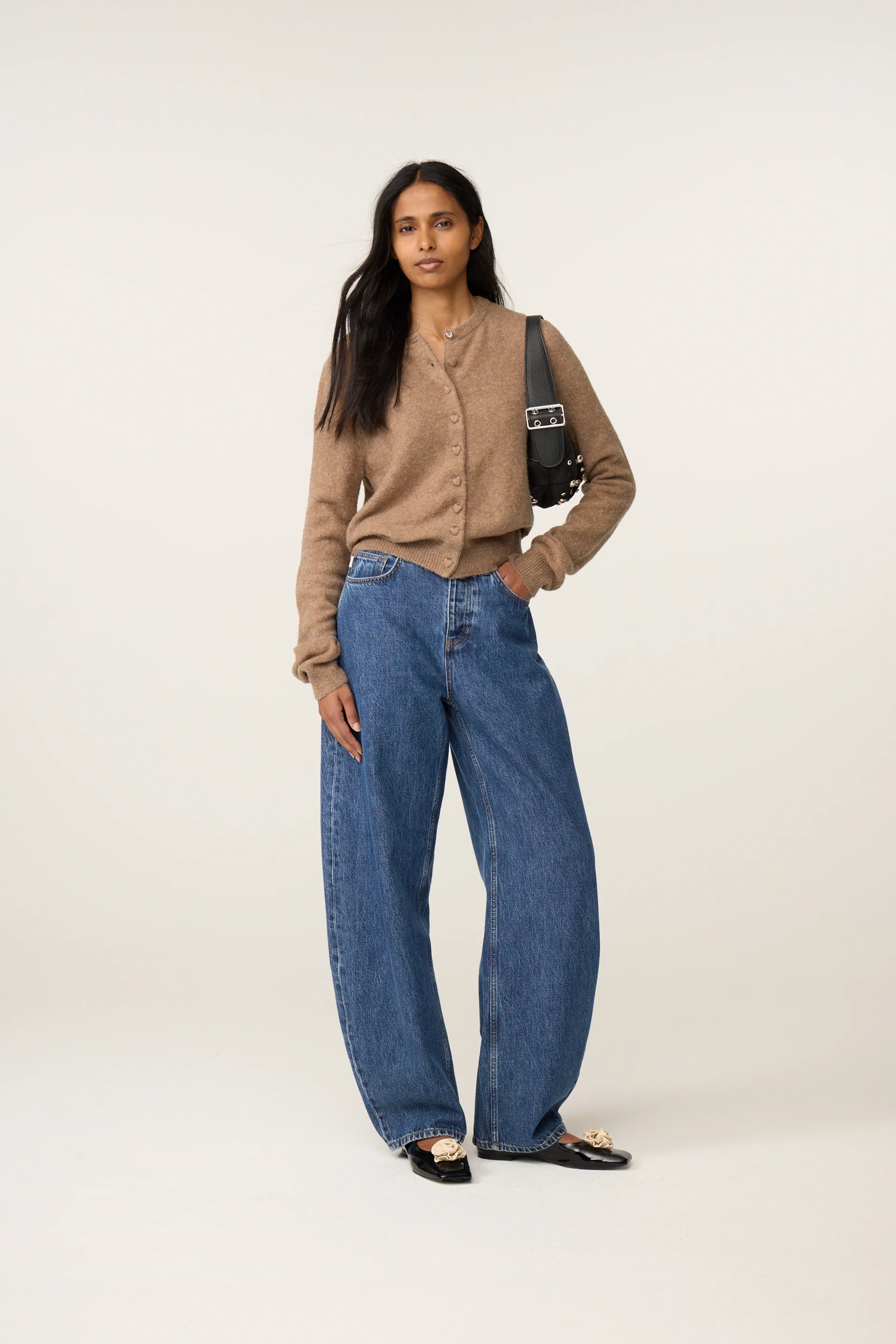 Silhouette complète portée avec le gilet camel Lidia FABIENNE CHAPOT, jean wide-leg et sac à main