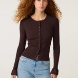Visuel porté de face du cardigan ajusté marron chocolat FABIENNE CHAPOT Lilo avec poignets volantés et jean