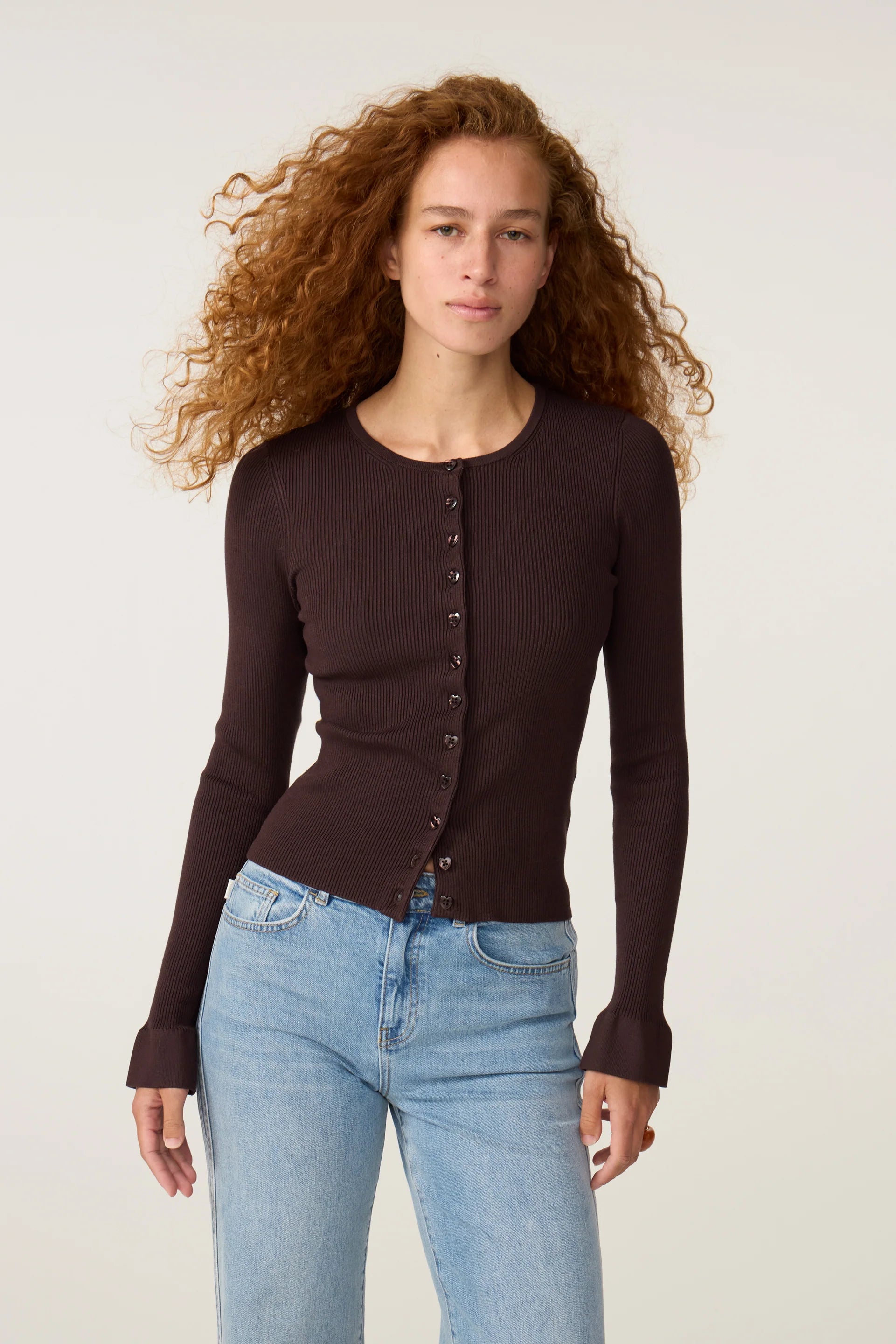 Visuel porté de face du cardigan ajusté marron chocolat FABIENNE CHAPOT Lilo avec poignets volantés et jean