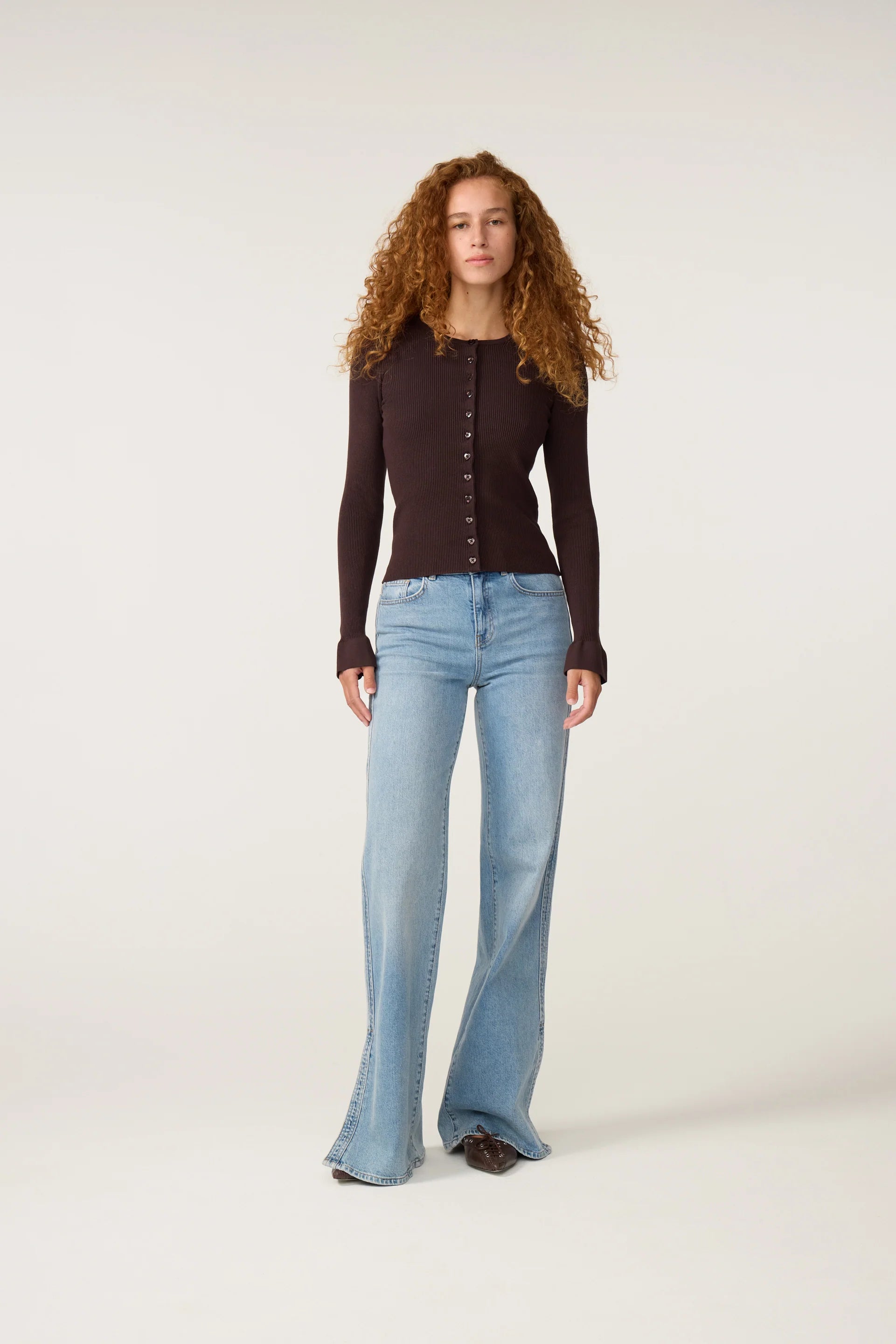 Silhouette complète portée avec le cardigan marron Lilo FABIENNE CHAPOT et un jean wide-leg bleu clair
