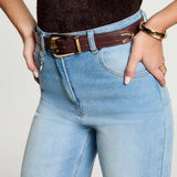 Ceinture fine bordeaux effet croco MORGAN Arle avec boucle dorée portée sur un jean bleu clair