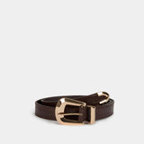 Vue d'ensemble enroulée de la ceinture bordeaux motif crocodile MORGAN Arle