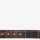 Détail de la face en sergé tartan de la ceinture réversible Barbour avec empiècement en cuir