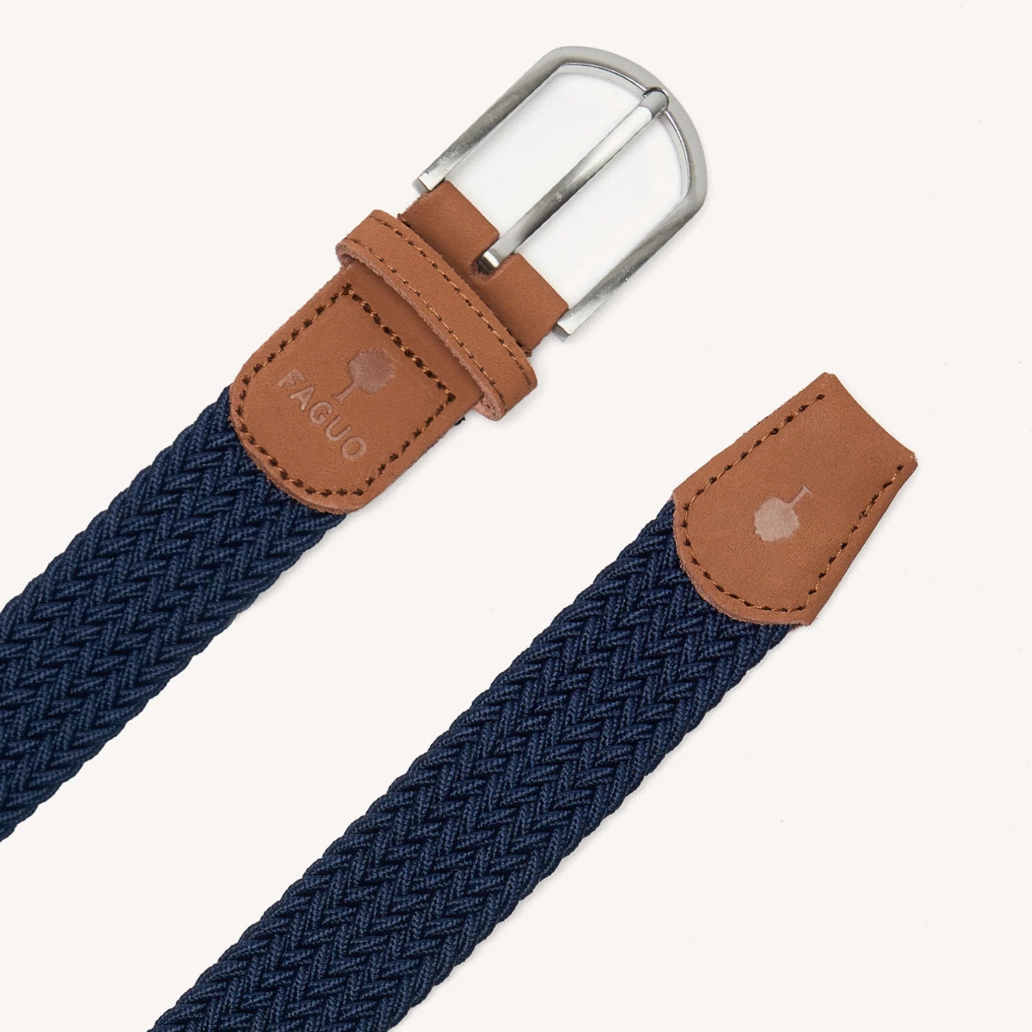 Zoom sur le tressage marine et la boucle en zinc gravée FAGUO sur finition nubuck cognac