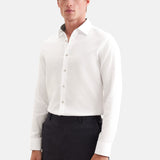 Chemise Business blanche sans repassage Seidensticker à coupe ajustée portée col ouvert avec un pantalon de costume sombre