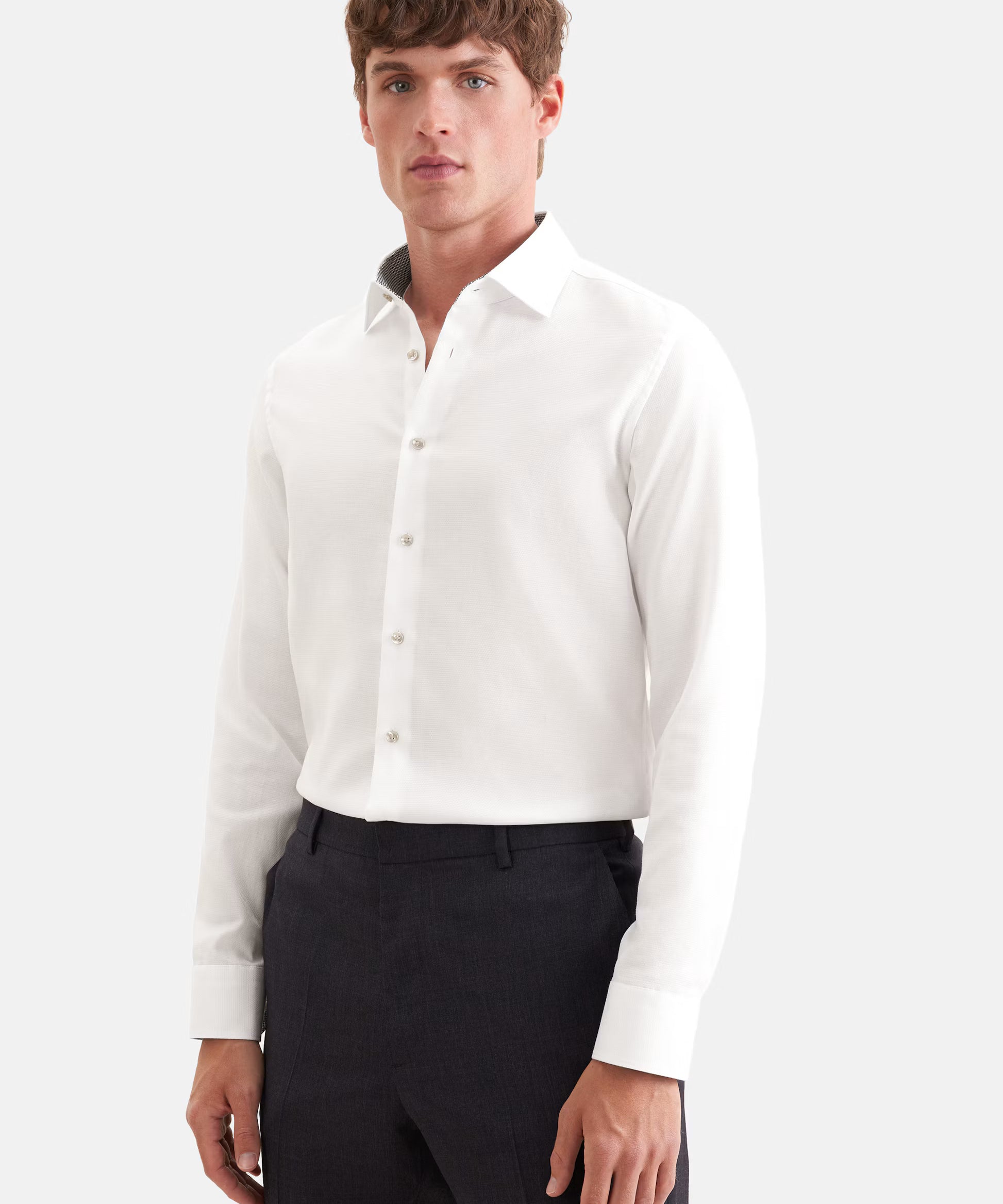 Chemise Business blanche sans repassage Seidensticker à coupe ajustée portée col ouvert avec un pantalon de costume sombre