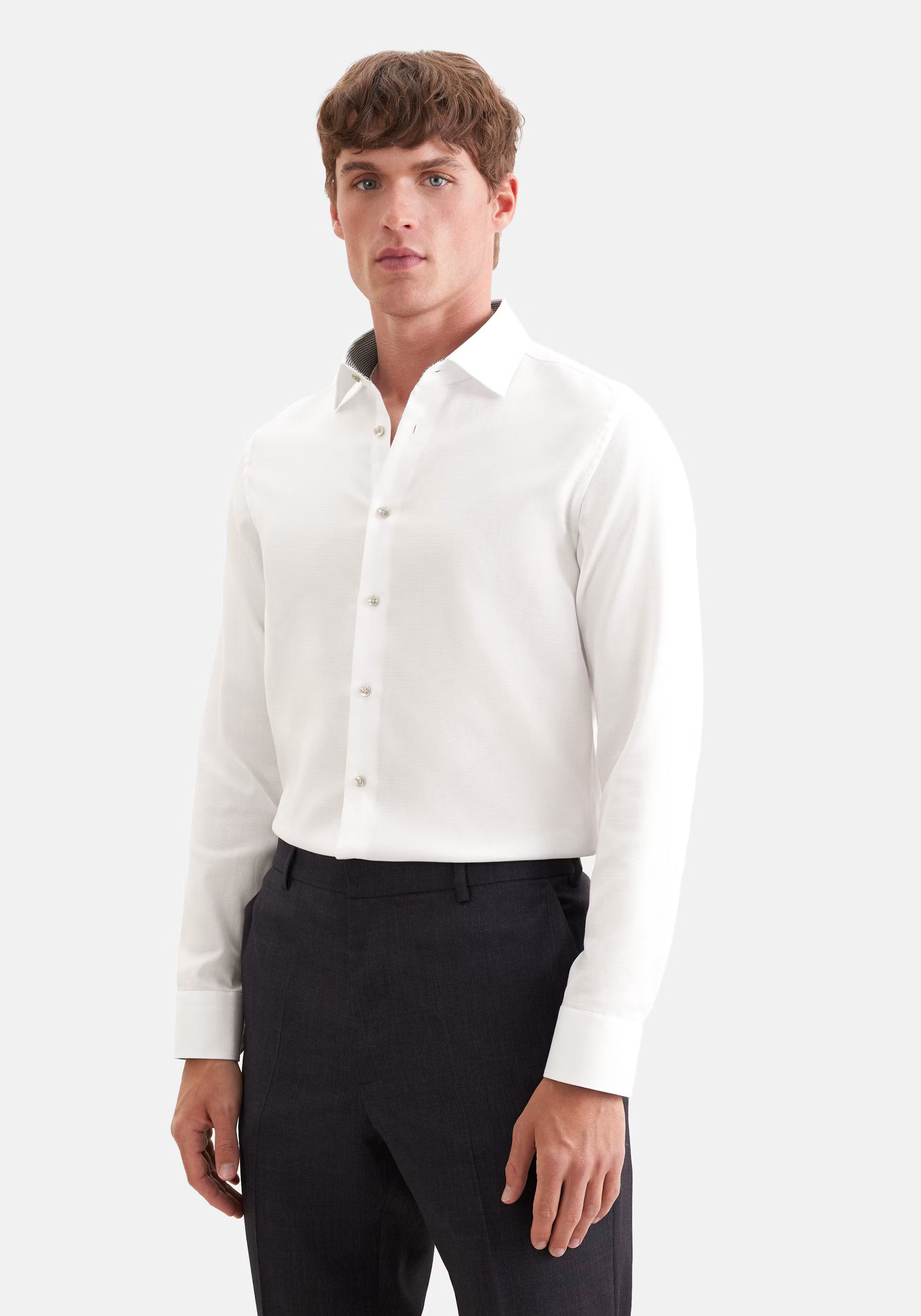 Chemise Business blanche sans repassage Seidensticker à coupe ajustée portée col ouvert avec un pantalon de costume sombre