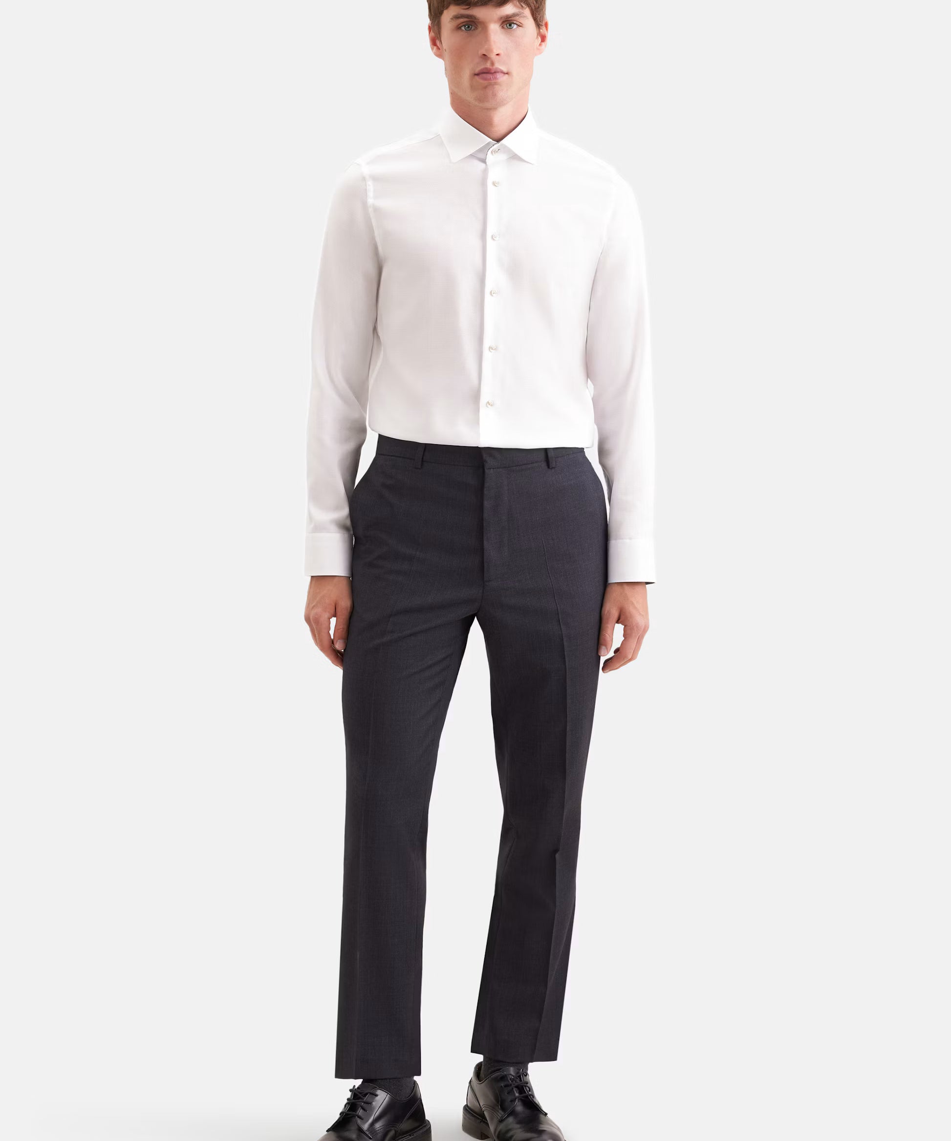 Silhouette complète en chemise Business blanche Seidensticker, pantalon droit sombre et souliers en cuir noirs