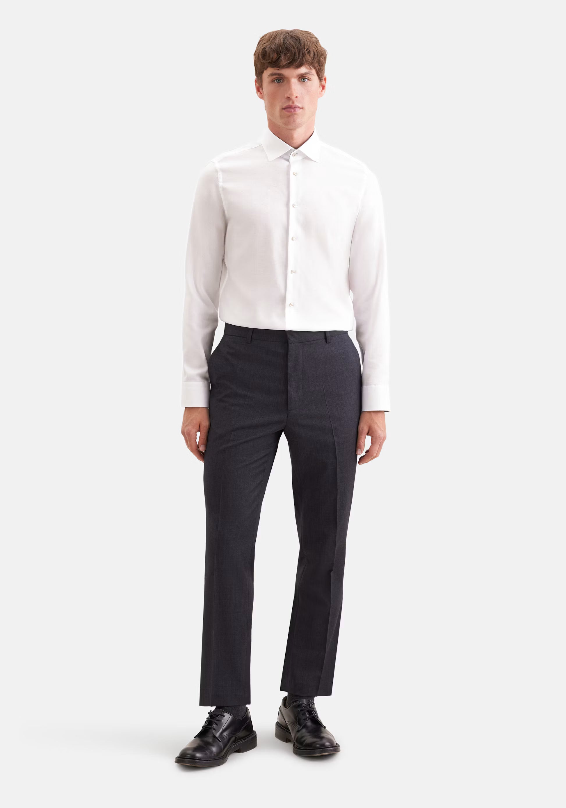 Silhouette complète en chemise Business blanche Seidensticker, pantalon droit sombre et souliers en cuir noirs