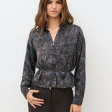 Chemise fluide satinée à imprimé paisley CAROLL Calyra avec cordon noué à la taille portée avec un pantalon marron