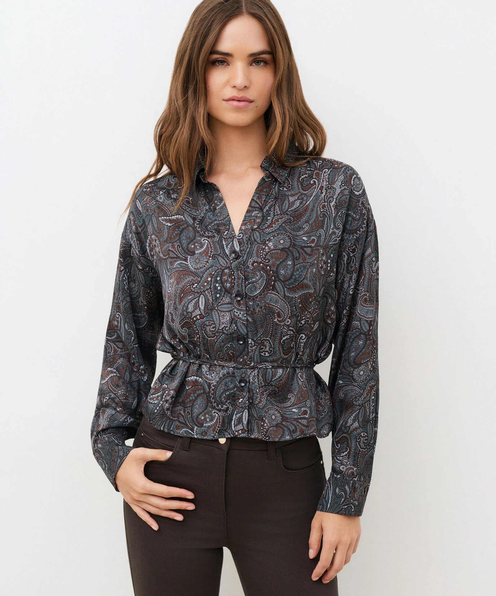 Chemise fluide satinée à imprimé paisley CAROLL Calyra avec cordon noué à la taille portée avec un pantalon marron