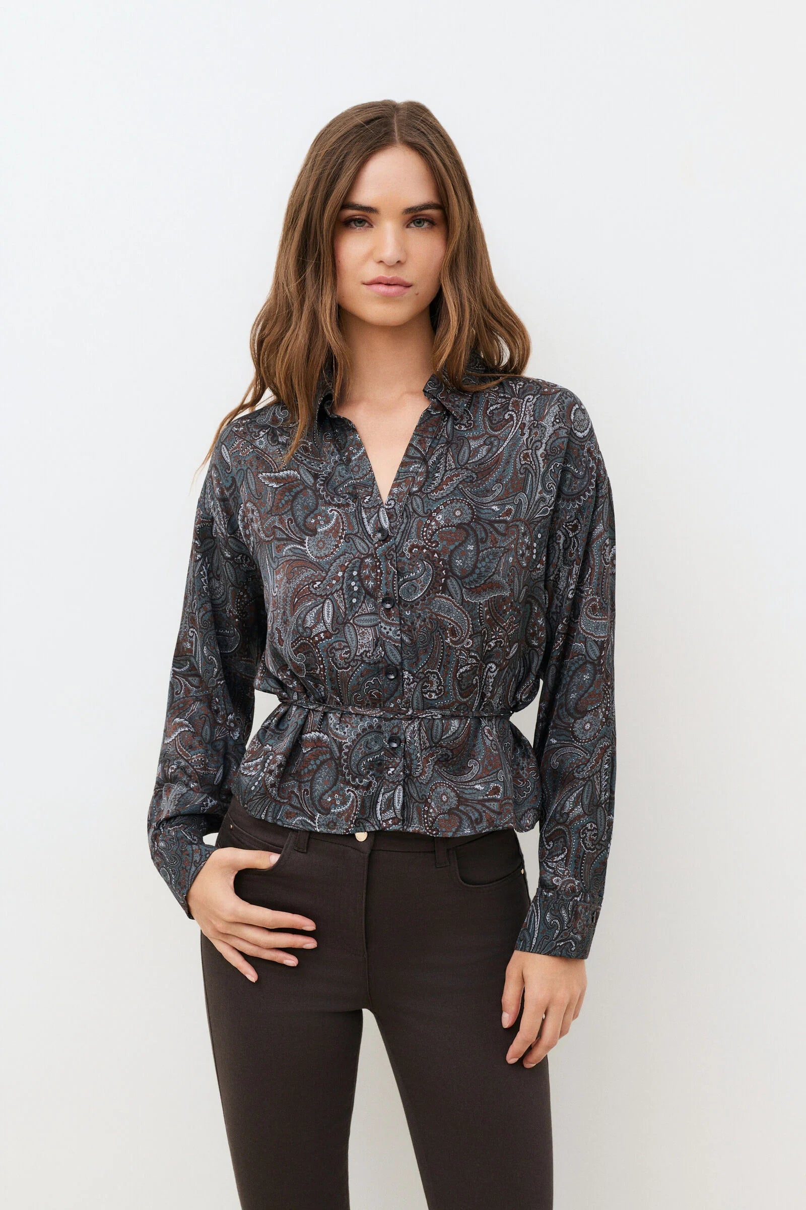 Chemise fluide satinée à imprimé paisley CAROLL Calyra avec cordon noué à la taille portée avec un pantalon marron