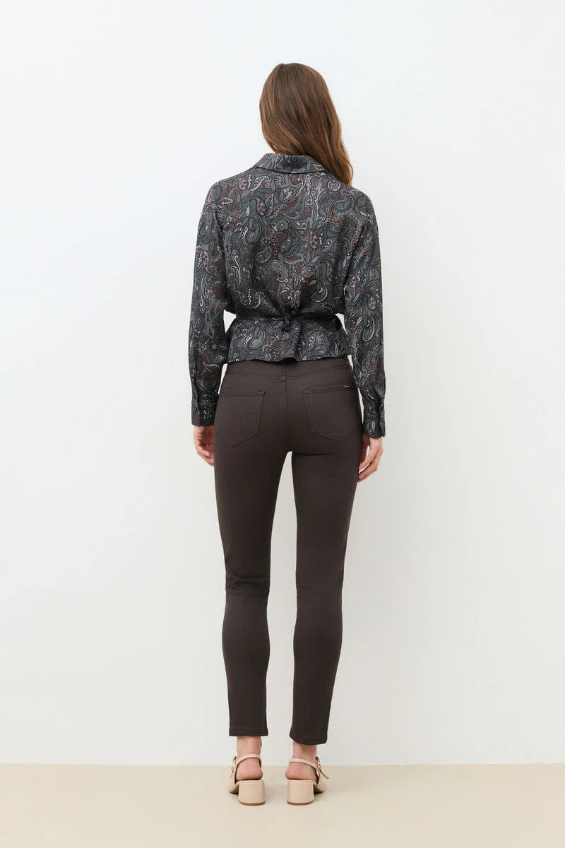 Vue de dos de la chemise satinée à motifs paisley CAROLL Calyra et pantalon marron ajusté