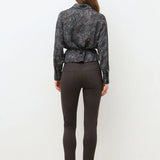 Vue de dos de la chemise satinée à motifs paisley CAROLL Calyra et pantalon marron ajusté